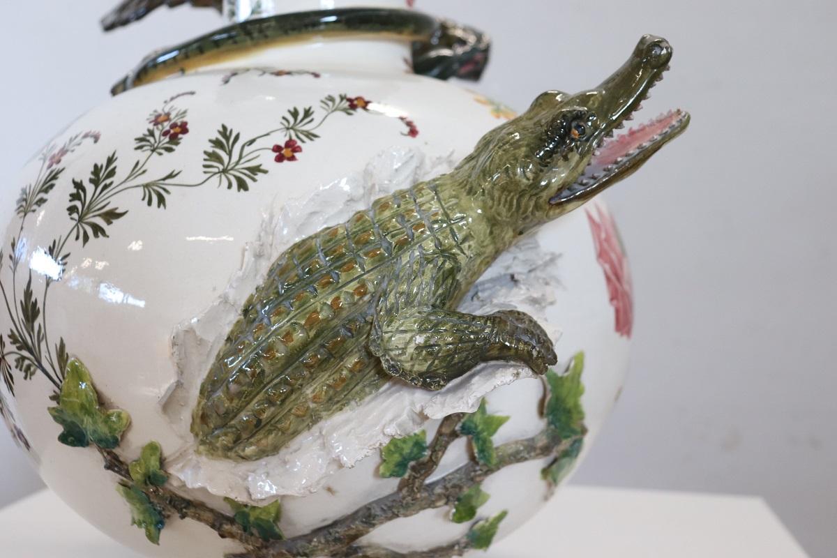 Jarrón italiano de cerámica majestuosa de principios del siglo XX con águila y cocodrilo en venta 9