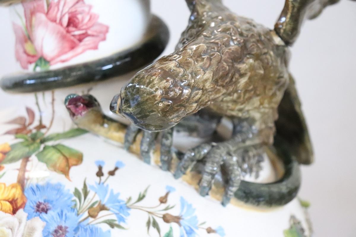 Jarrón italiano de cerámica majestuosa de principios del siglo XX con águila y cocodrilo Cerámico en venta