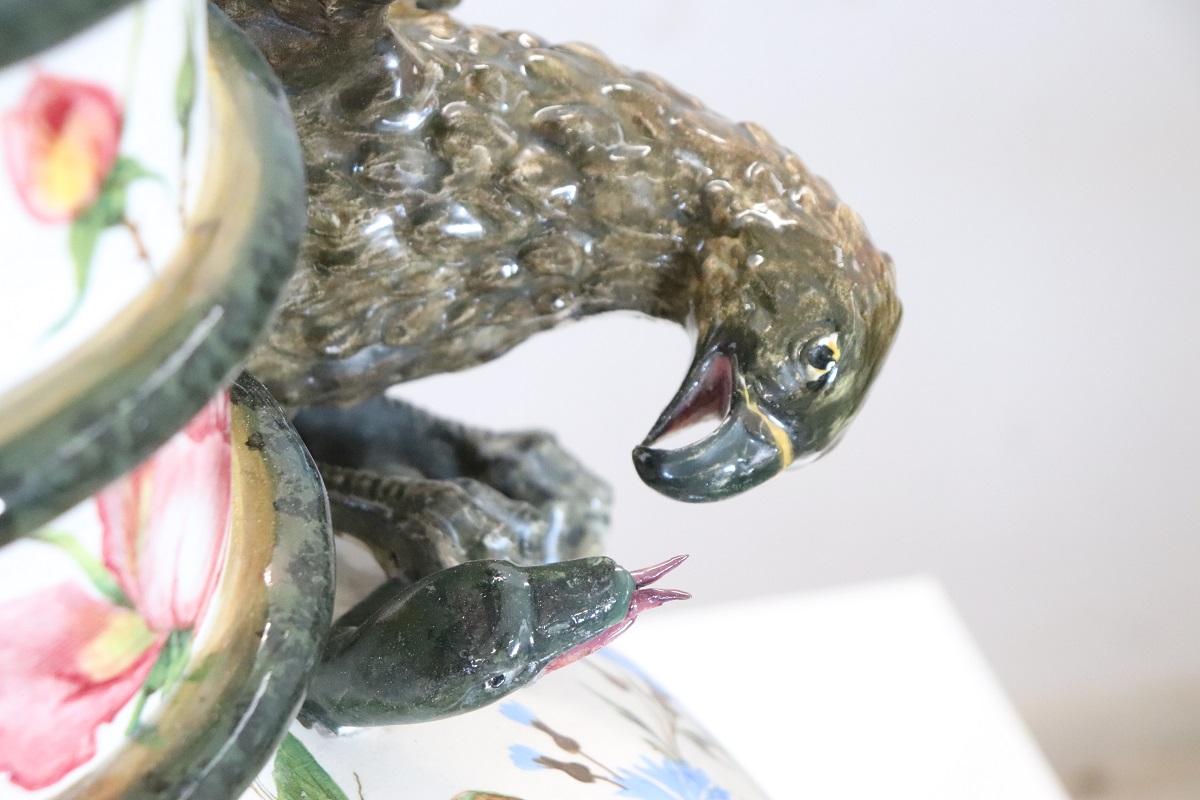 Jarrón italiano de cerámica majestuosa de principios del siglo XX con águila y cocodrilo en venta 1