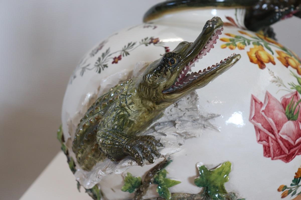 Jarrón italiano de cerámica majestuosa de principios del siglo XX con águila y cocodrilo en venta 2