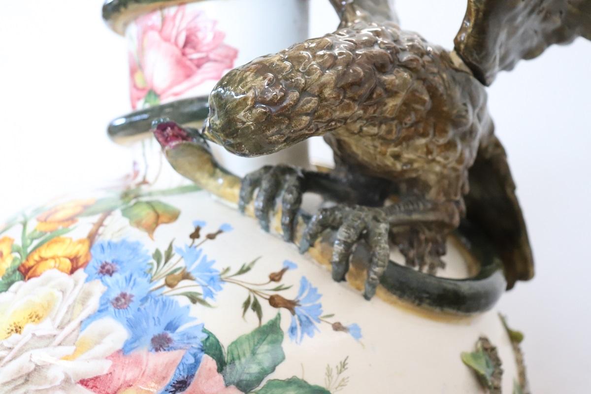 Jarrón italiano de cerámica majestuosa de principios del siglo XX con águila y cocodrilo en venta 3