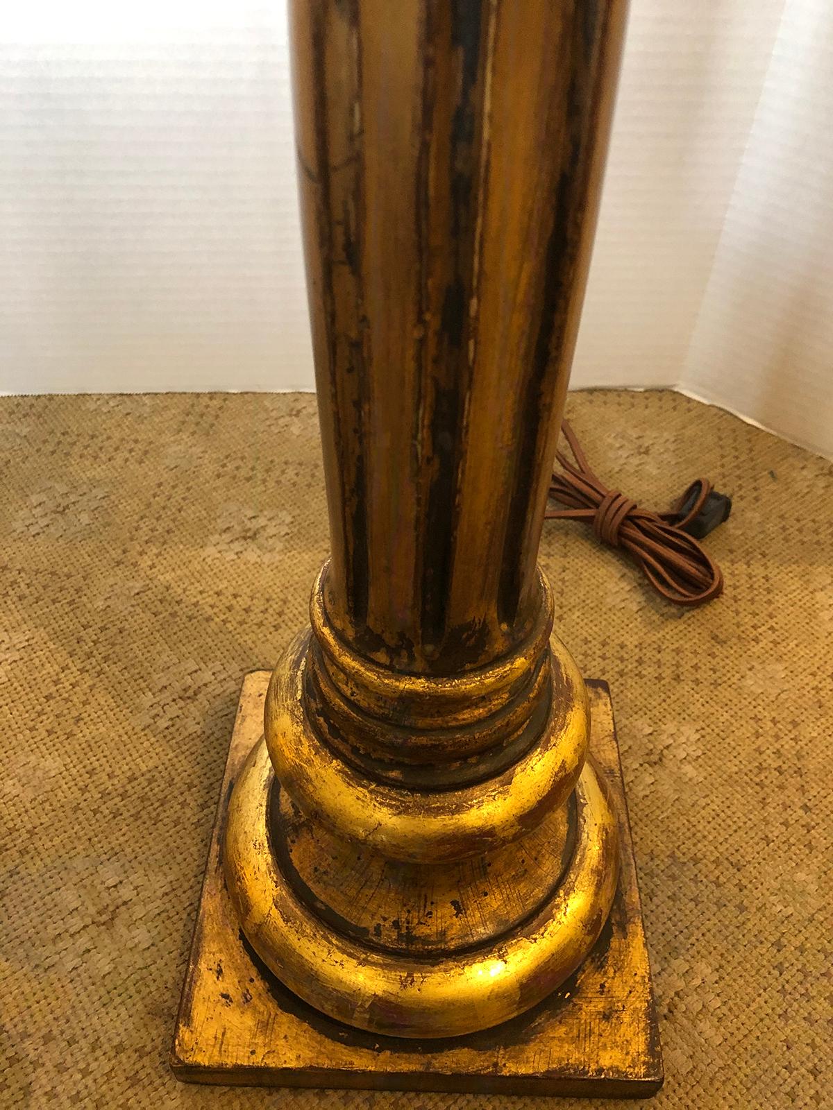 Early 20th Century Italian Neoclassical Giltwood Column Lamp For Sale 11