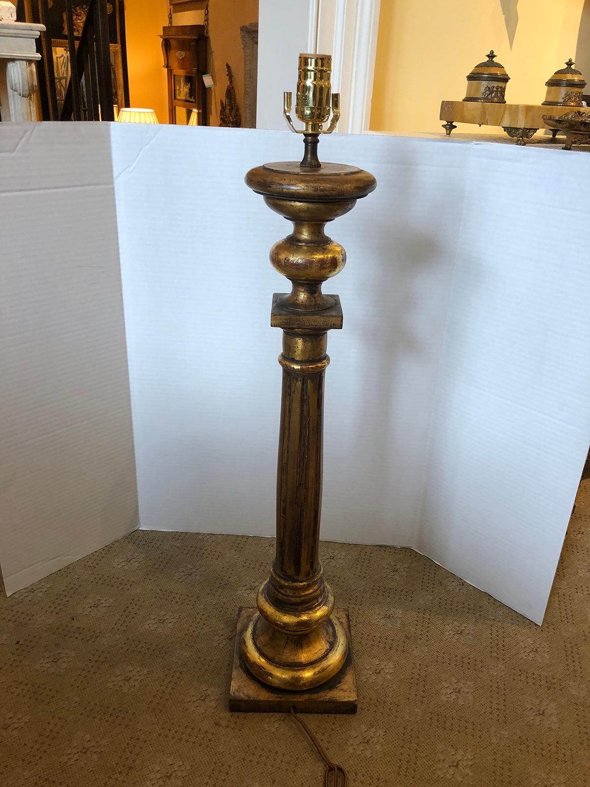 Early 20th Century Italian Neoclassical Giltwood Column Lamp For Sale 6