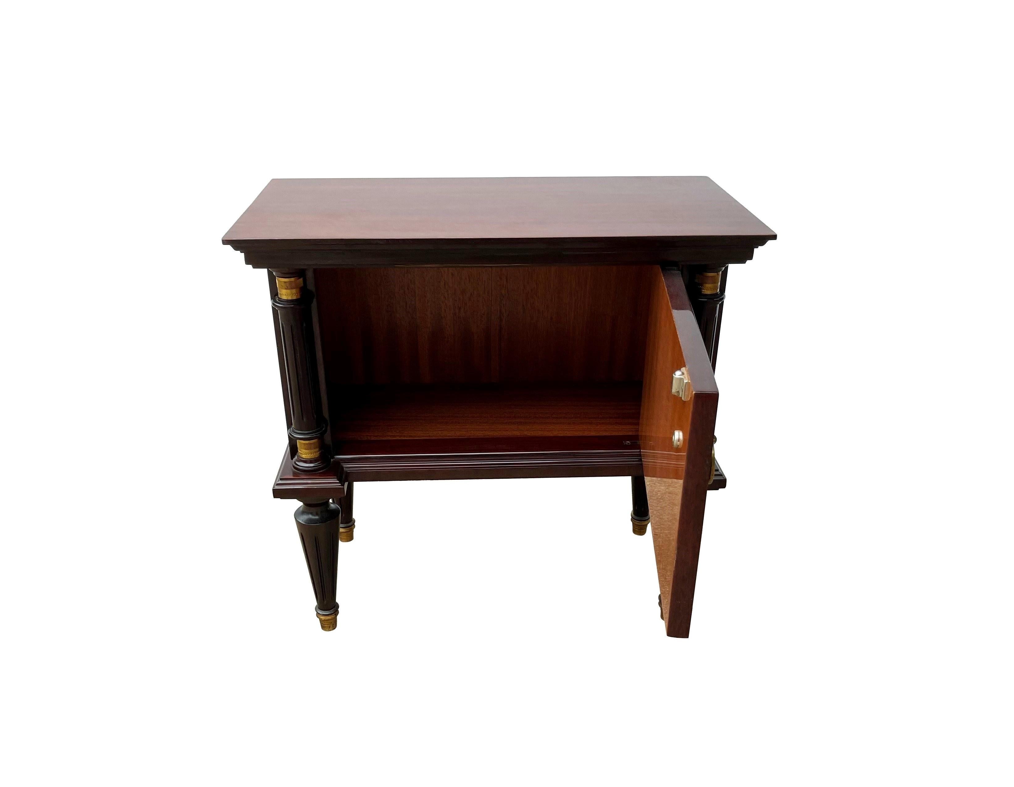 Early 20th Century Italian Neoclassical Pair of Bedside Tables in Mahogany For Sale 5