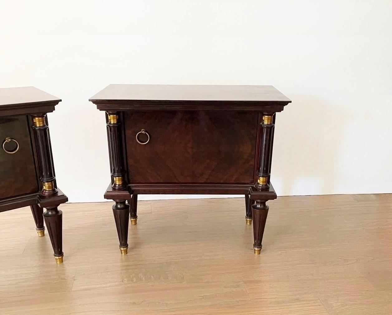 Early 20th Century Italian Neoclassical Pair of Bedside Tables in Mahogany In Good Condition For Sale In Dallas, TX