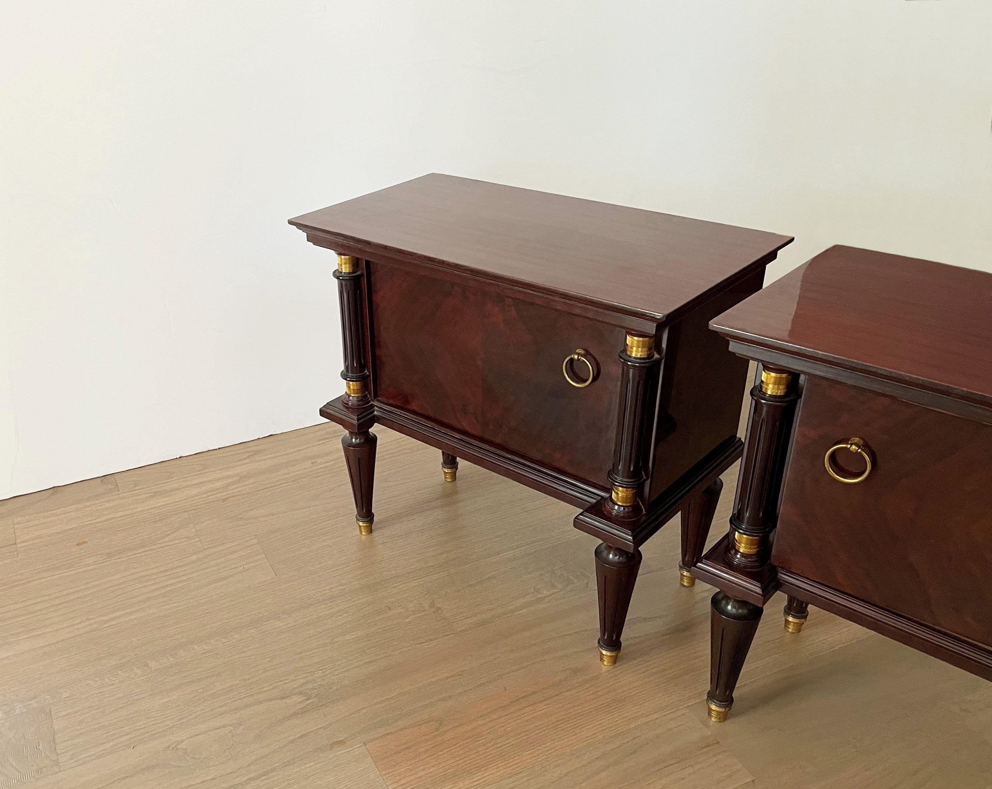 Early 20th Century Italian Neoclassical Pair of Bedside Tables in Mahogany For Sale 4