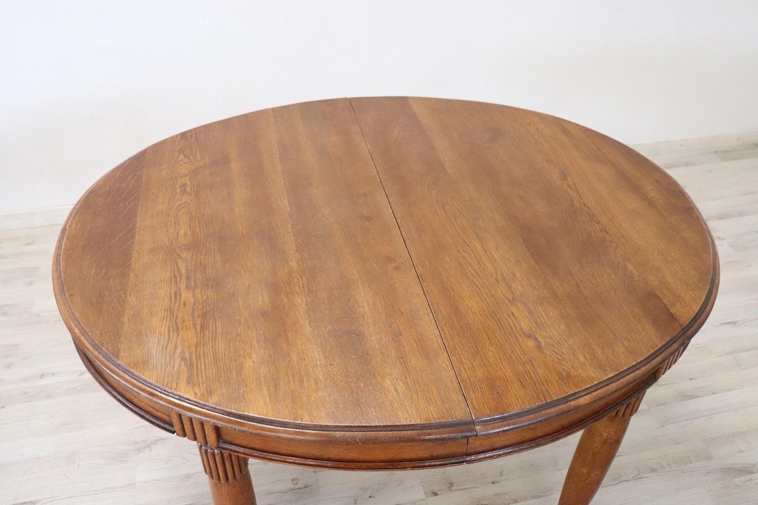 Beautiful important oval dining room table, 1930s in solid oak wood. This table is perfect for a dining room, it extends into the center becoming a large table that can accommodate many people. The four legs are in solid oak wood. The length of the