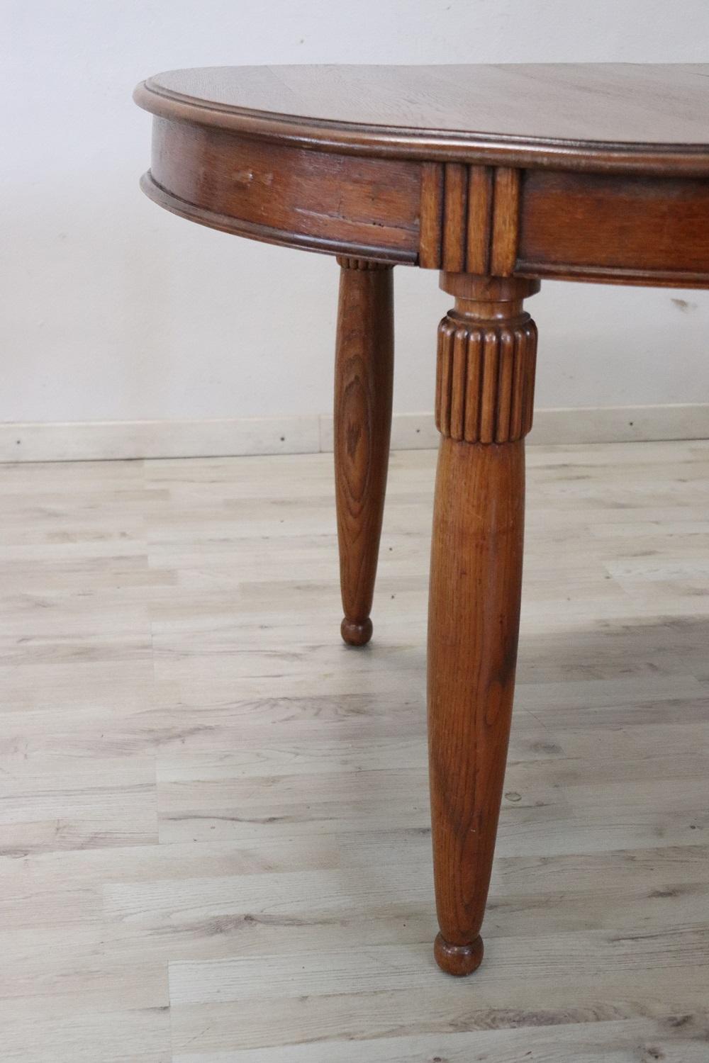 Early 20th Century Italian Oak Wood Oval Extendable Antique Dining Room Table In Excellent Condition In Casale Monferrato, IT