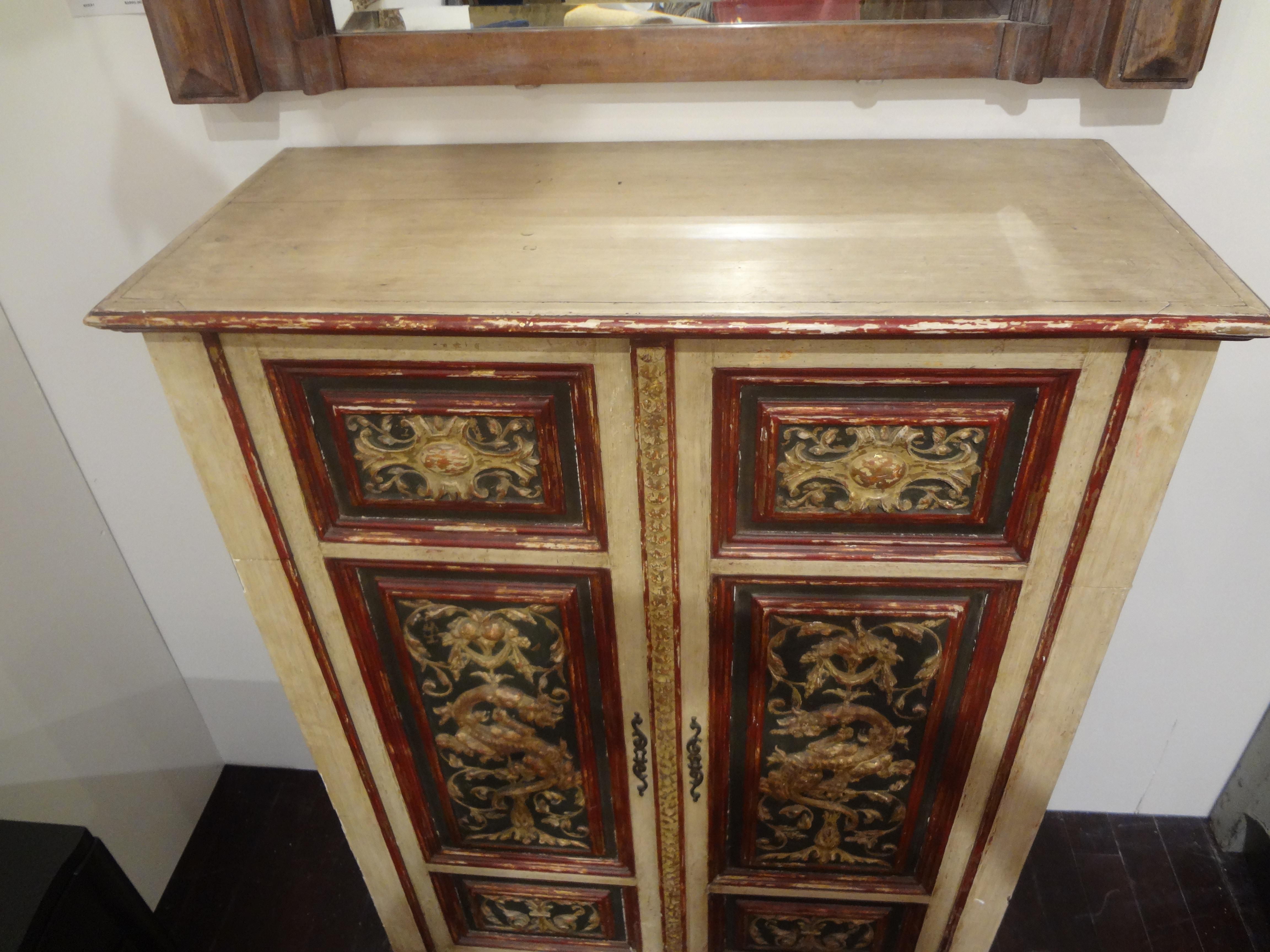 Armadio Chinoiserie italiano dipinto e in legno dorato in vendita 3