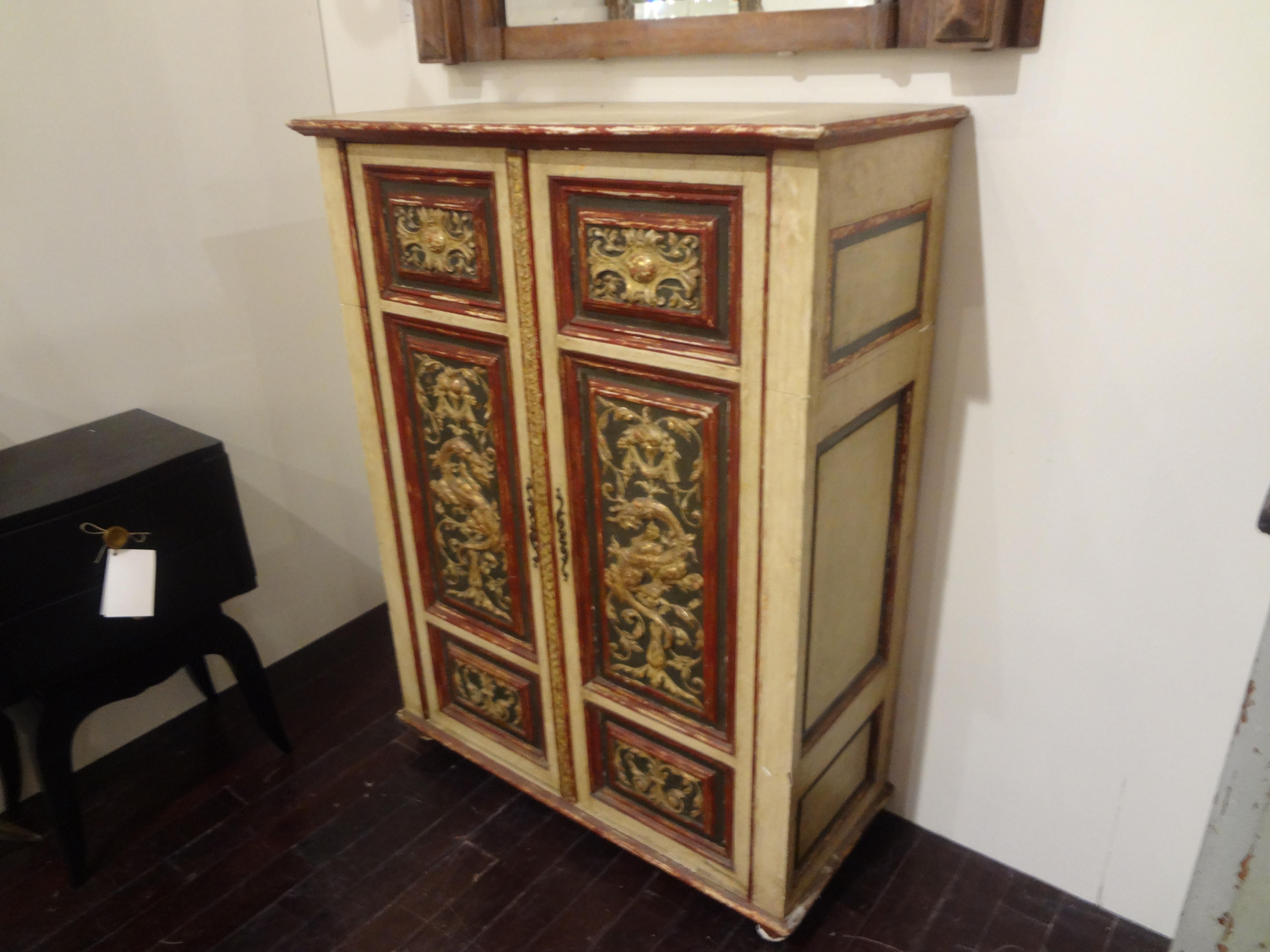 Armadio Chinoiserie italiano dipinto e in legno dorato in vendita 4
