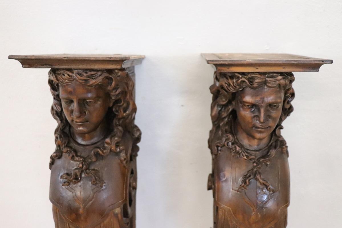 Sculpté à la main Paire de pilastres en forme de cariatides en noyer sculpté, Italie du début du XXe siècle en vente