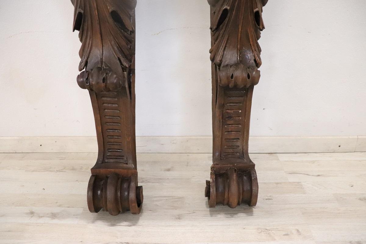 Noyer Paire de pilastres en forme de cariatides en noyer sculpté, Italie du début du XXe siècle en vente
