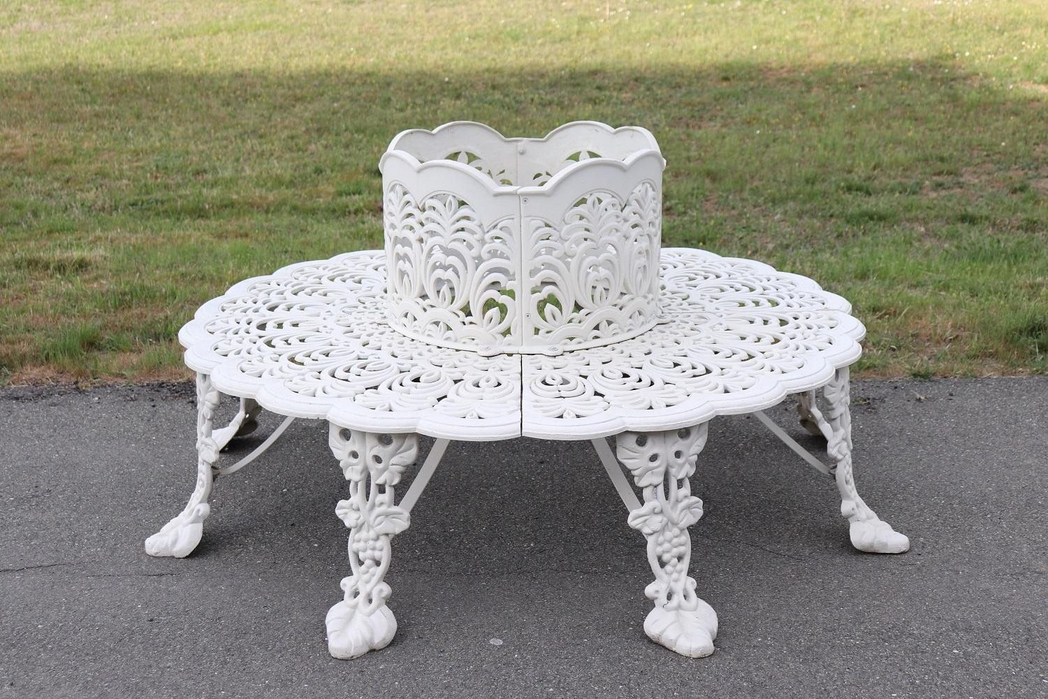 Bellissima e rara panchina rotonda da giardino. Completamente in ferro battuto caratterizzato da una ricca decorazione con riccioli e volute di gusto classico. Questa panchina è stata creata per essere collocata intorno a un albero, ma oggi è