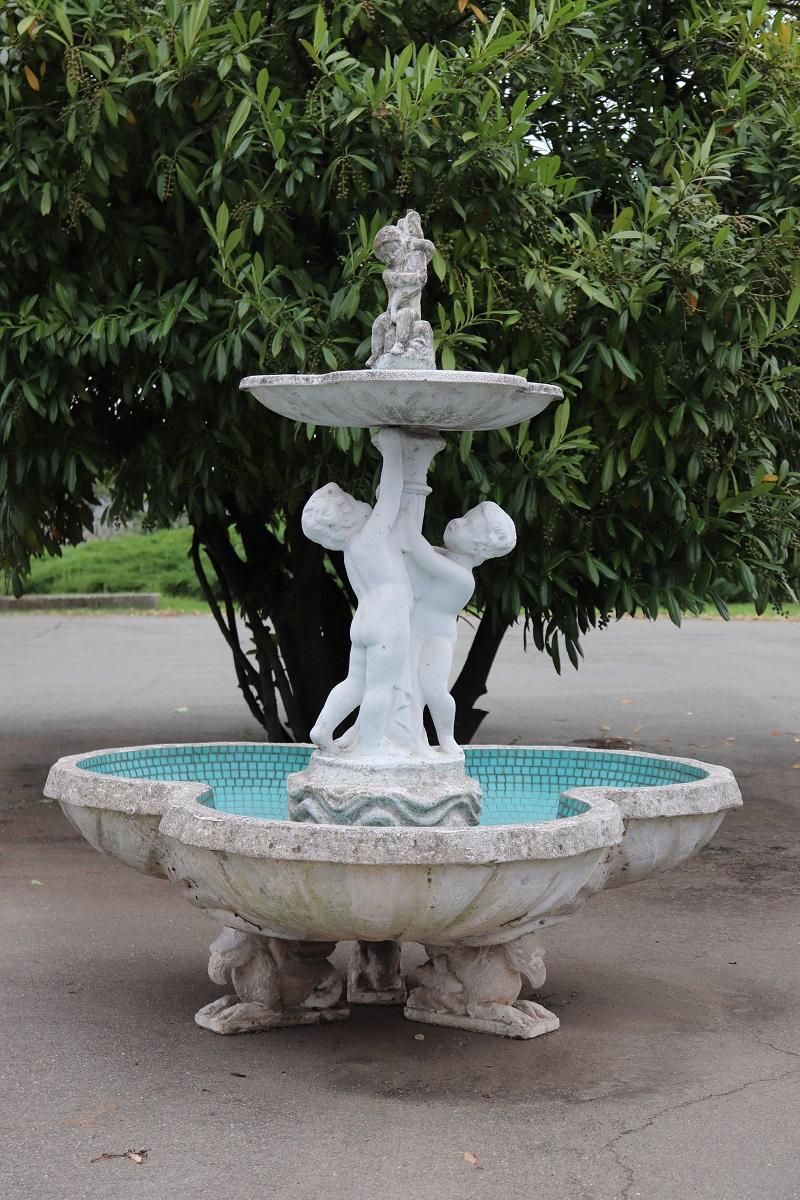 Schöner raffinierter Gartenbrunnen mit Statue im neoklassischen Stil, 20. Jahrhundert, Hauptmaterial gemischt mit Splitt, Marmorstaub und Zement. Dieser schöne und majestätische Springbrunnen besteht aus zwei Becken, die auf zwei Etagen angeordnet