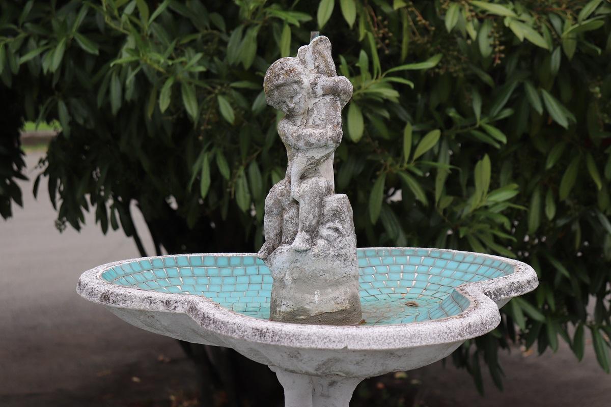 Seltener italienischer neoklassizistischer Gartenbrunnen des 20. Jahrhunderts mit Statue (Stein) im Angebot