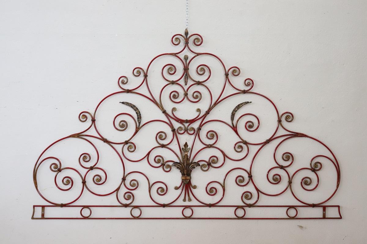 This Italian headboard is truly a synthesis of elegance and refinement! Made in the early decades of the 20th century in iron, it is inspired by Baroque lines. Characterized by a rich decoration of curls and volutes that give an extremely particular