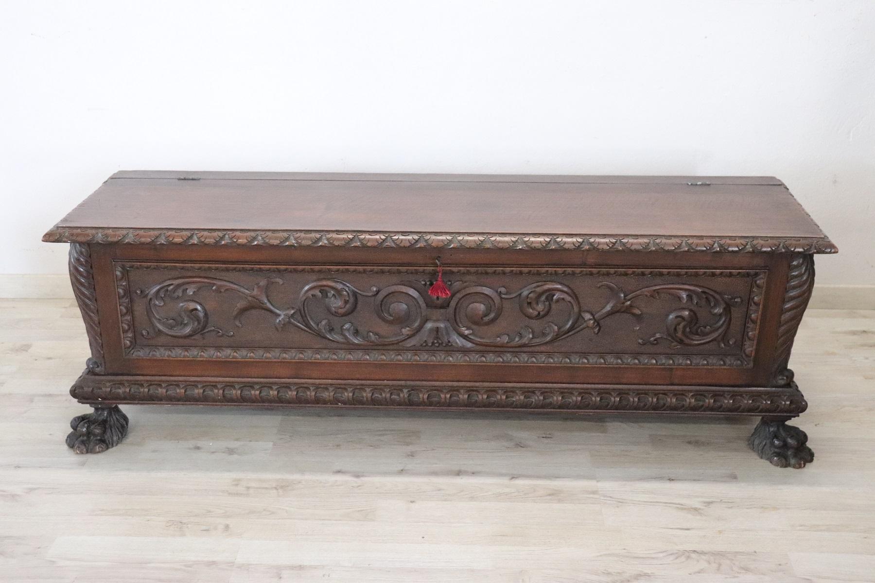 Beautiful blanket chest in solid walnut. Featuring great wood carving work and large paw feet. The antique blanket chest also completely original and has great charm. In antique perfect conditions.
 