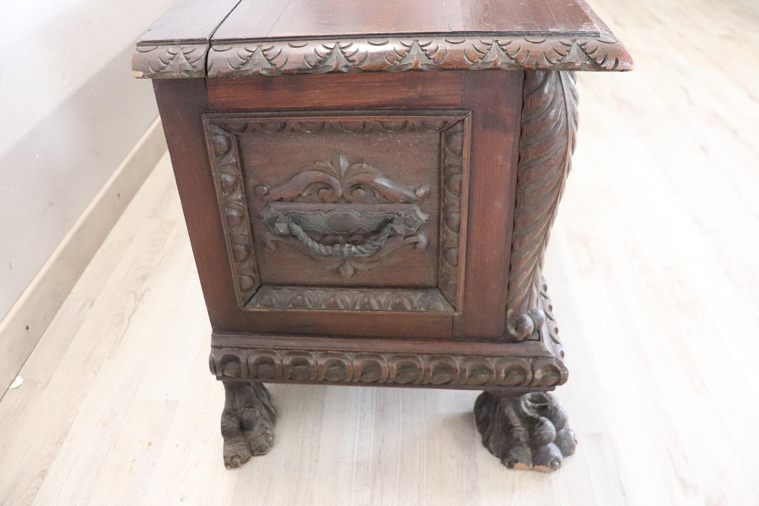 Early 20th Century Italian Renaissance Style Carved Walnut Blanket Chest In Excellent Condition In Casale Monferrato, IT