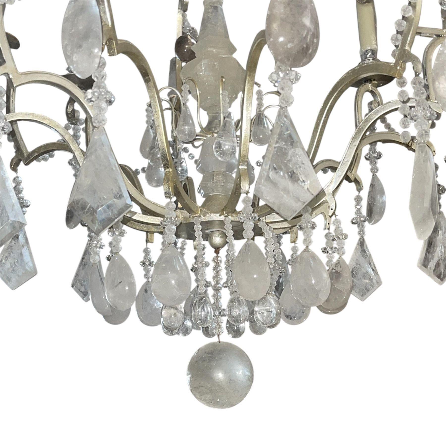 Un imponente lampadario italiano in ferro battuto con finitura in oro bianco, riccamente decorato con abbondanti gocce e prismi di cristallo di rocca, ulteriormente accentuati da quarzo fumé e ametista a forma di frutto. La struttura a volute