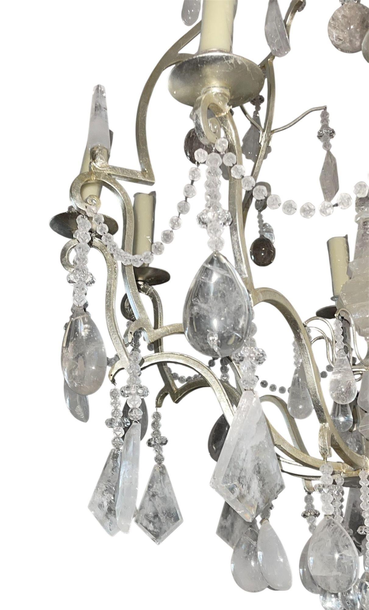 Italiano Lampadario in cristallo di rocca e ferro dorato dei primi del Novecento. in vendita