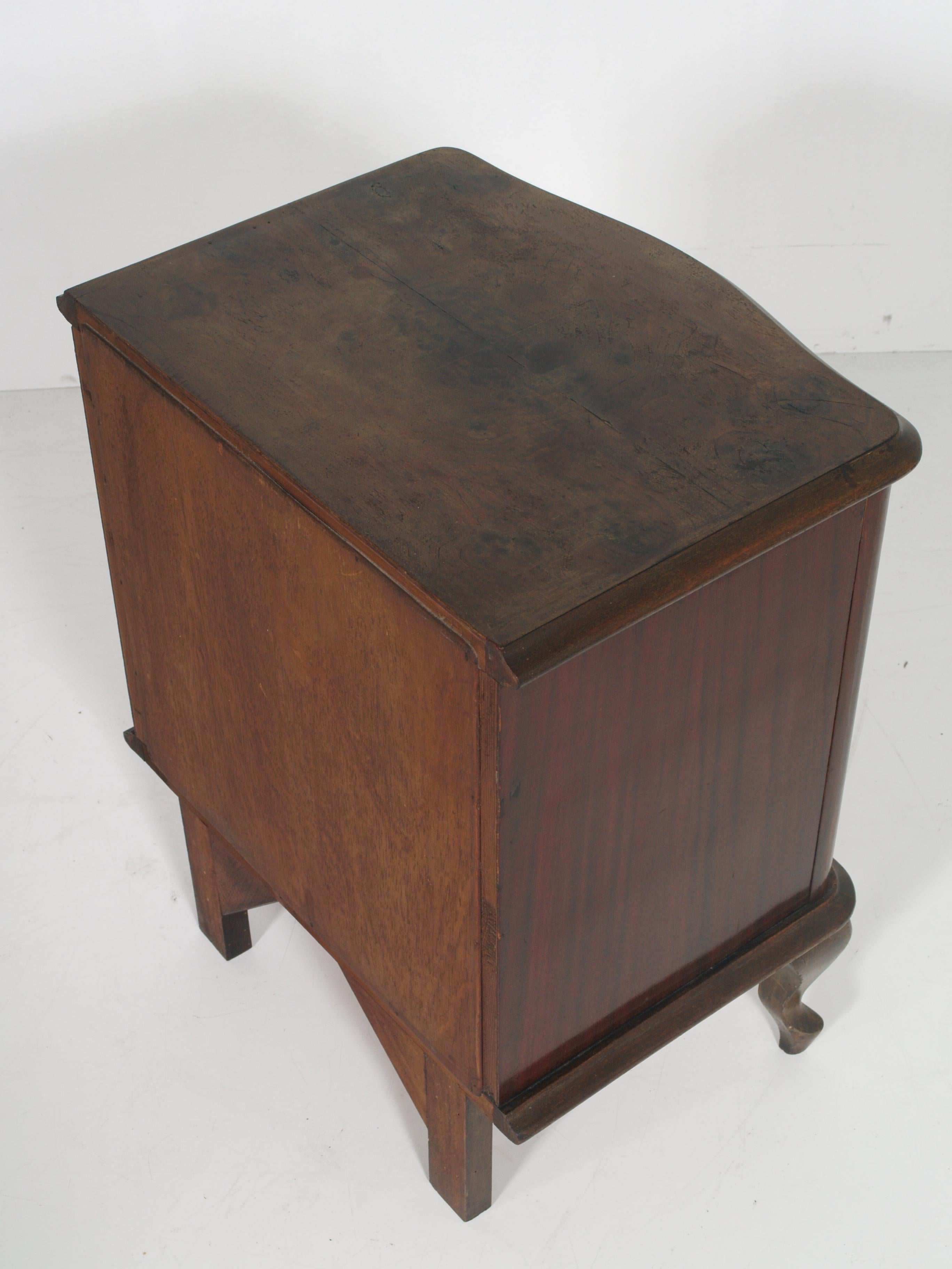 Veneer Early 20th Century  Italian Serpentine Nightstand in Walnut, veneer Burl Walnut.