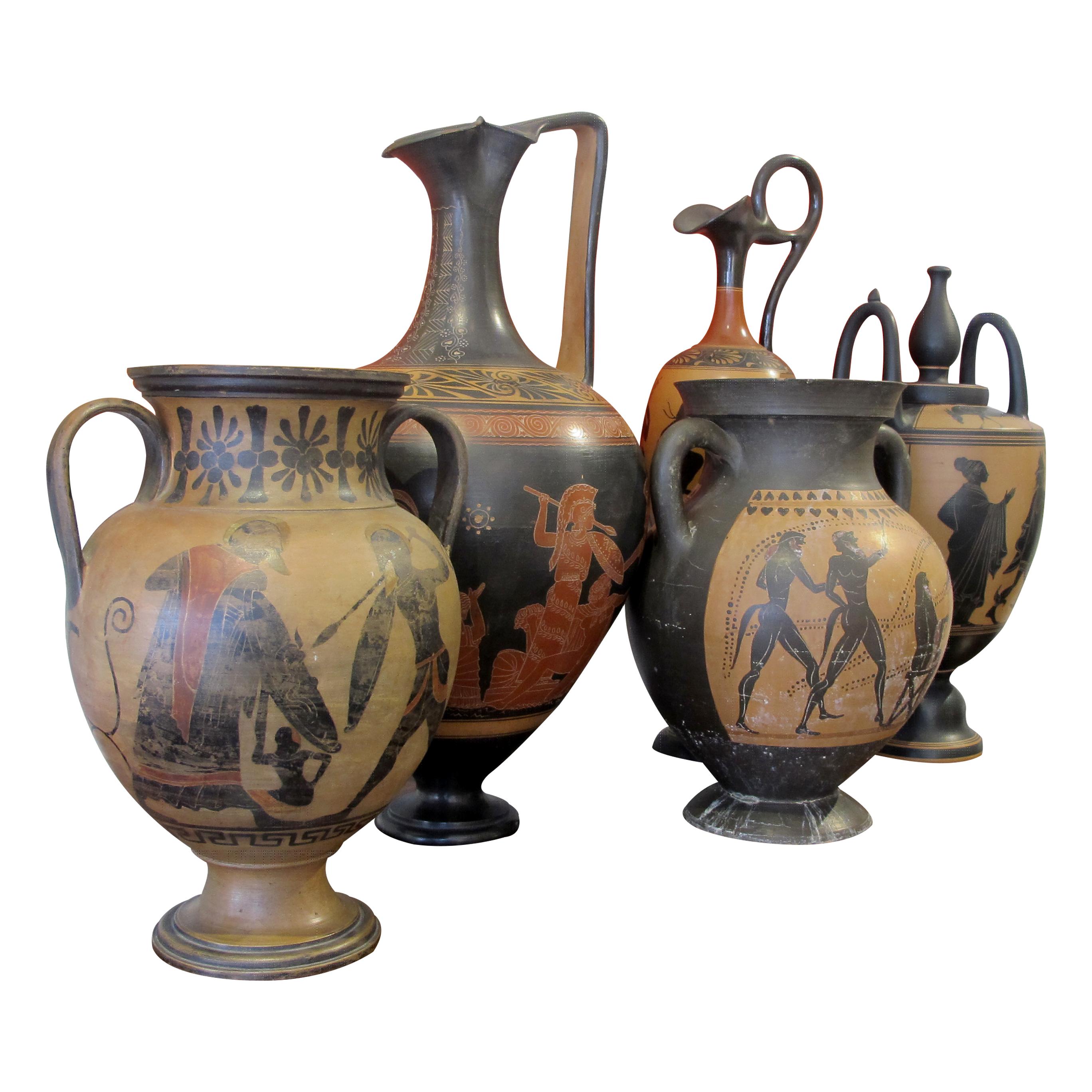 Dies ist ein prächtiger Satz von 5 hochdekorativen Lekythos-Vasen im etruskischen Stil des frühen 20. Jahrhunderts, auch bekannt als schwarzfigurige Keramikmalerei. Figuren und Ornamente wurden mit Formen und Farben, die an Silhouetten erinnern, auf