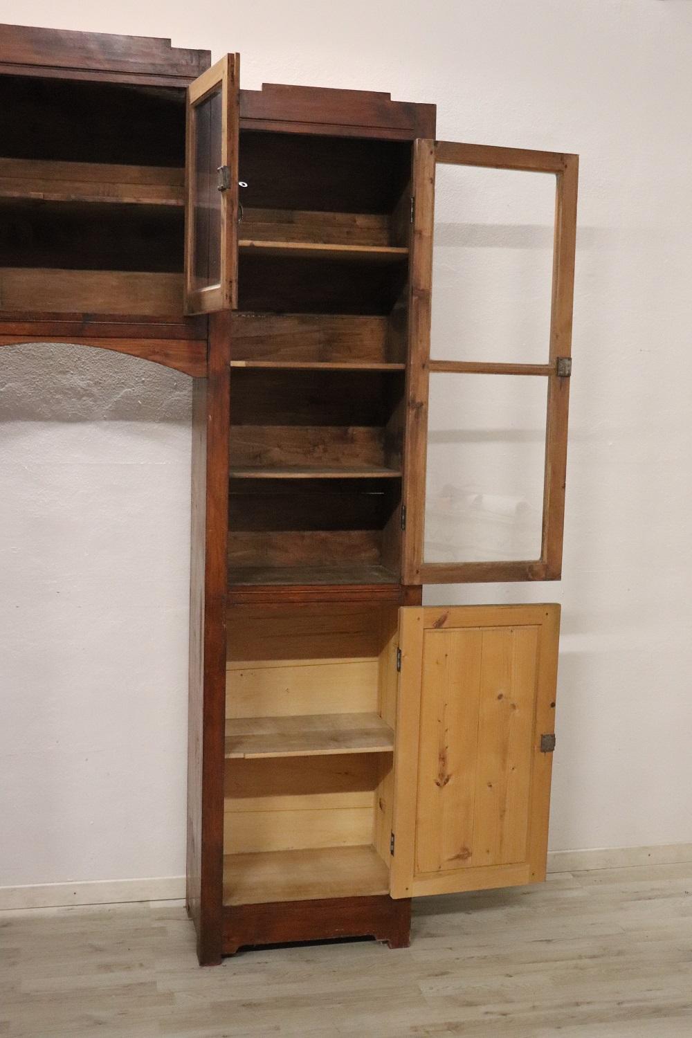 Sapin Bibliothèque arquée en bois de sapin massif italien du début du 20ème siècle en vente