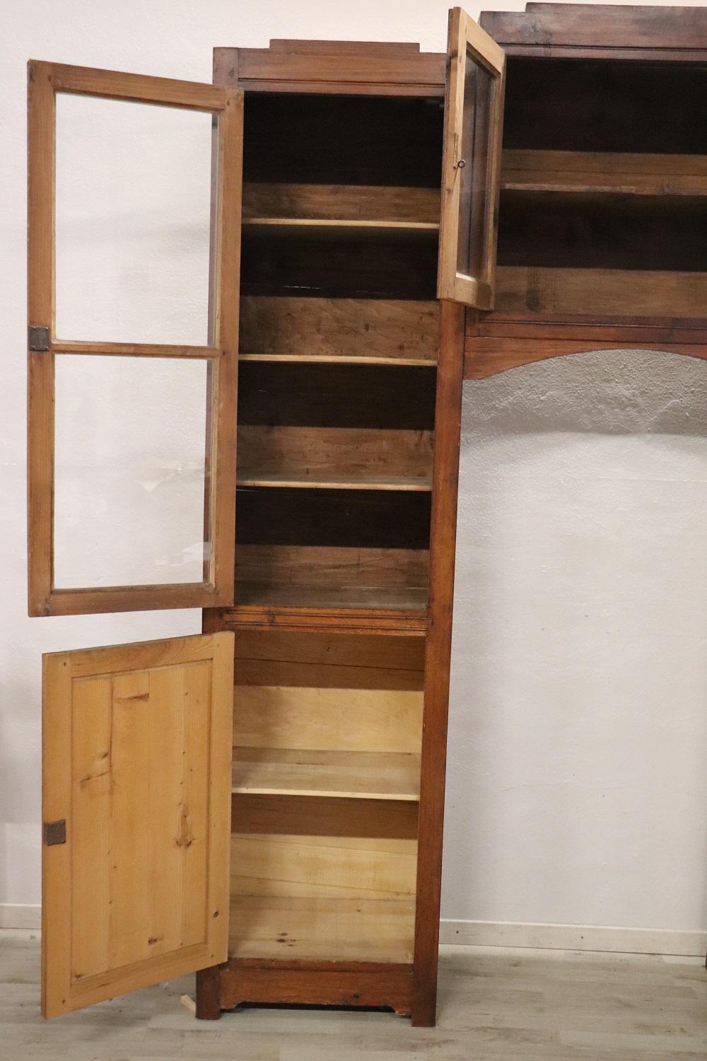 Bibliothèque arquée en bois de sapin massif italien du début du 20ème siècle en vente 1