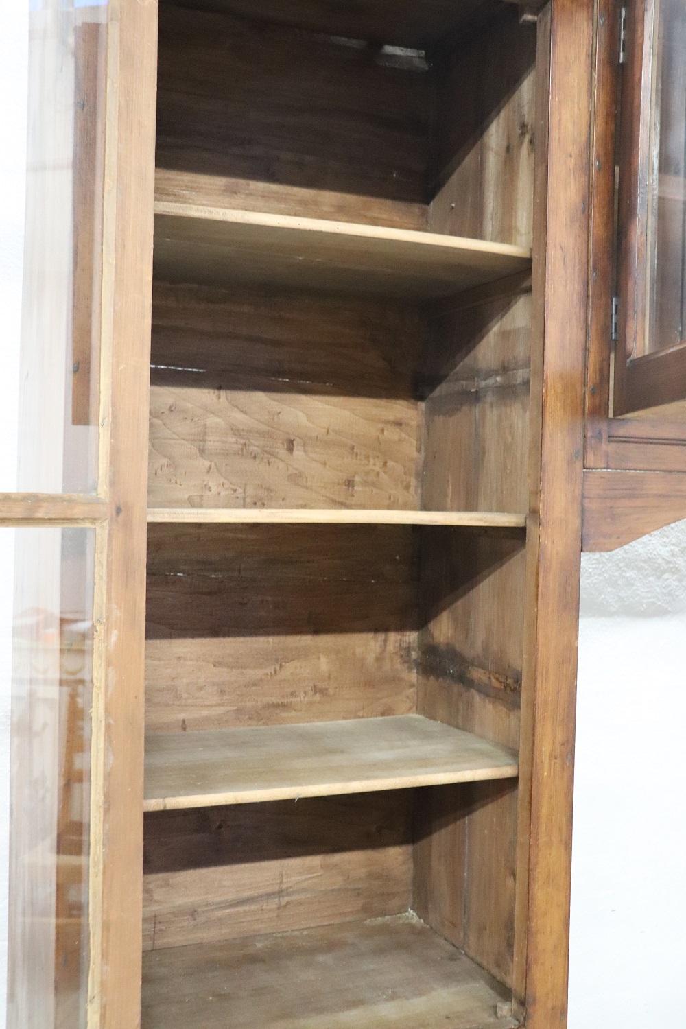 Bibliothèque arquée en bois de sapin massif italien du début du 20ème siècle en vente 3