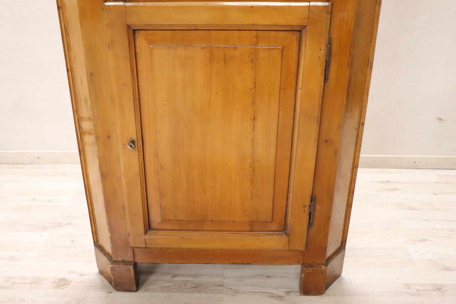 Early 20th Century Italian Solid Walnut Corner Cupboard or Corner Cabinet In Good Condition For Sale In Casale Monferrato, IT