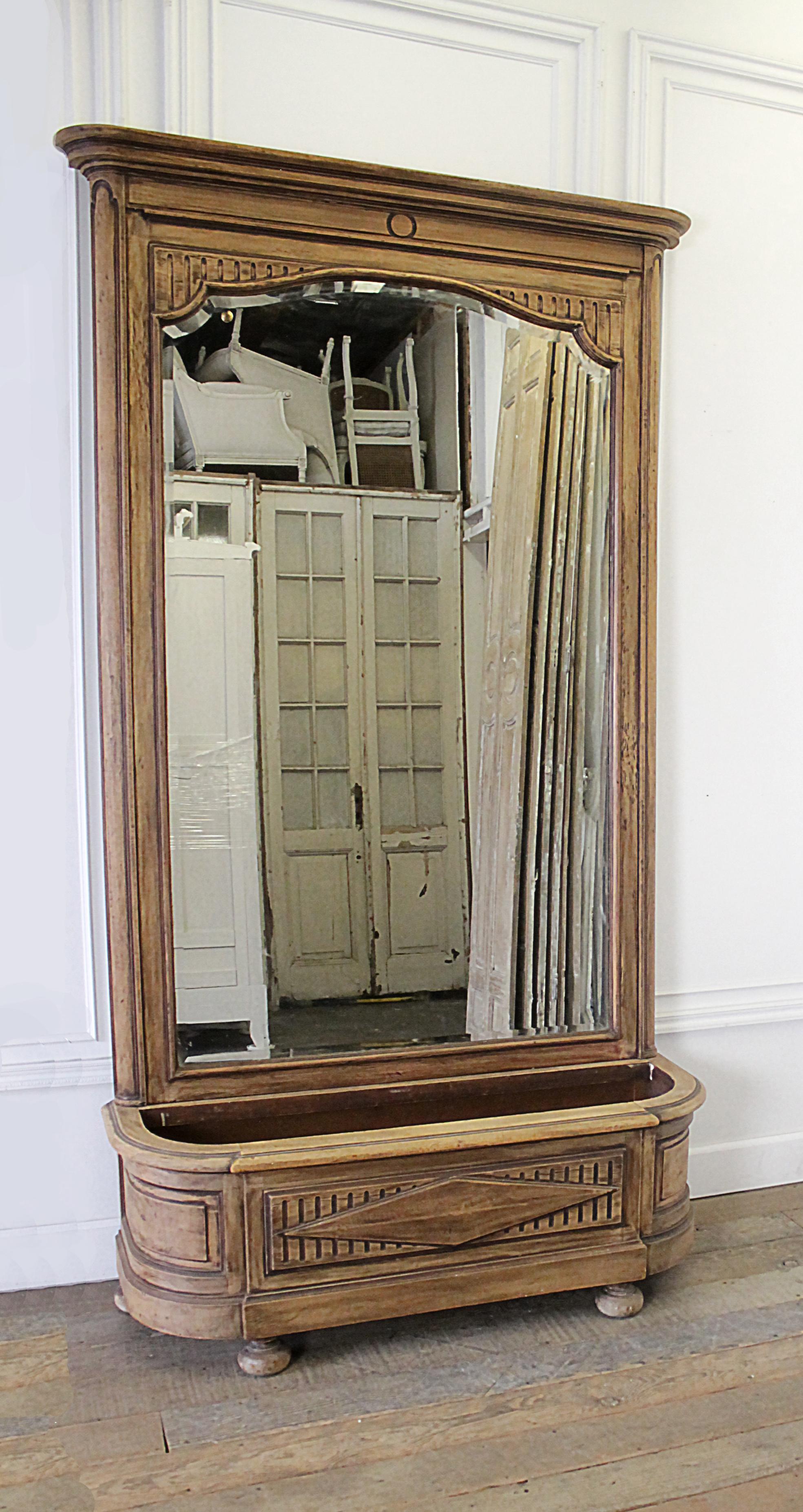 Italienischer Trumeau-Spiegel des frühen 20. Jahrhunderts mit Pflanzgefäßständer (Europäisch) im Angebot