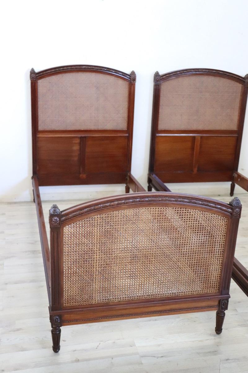 Nous vous proposons cette splendide paire de lits simples italiens datant des premières décennies du XXe siècle.

Les lits présentent un design inspiré du somptueux style Louis XVI. Très linéaire, avec une décoration sculptée délicate et raffinée