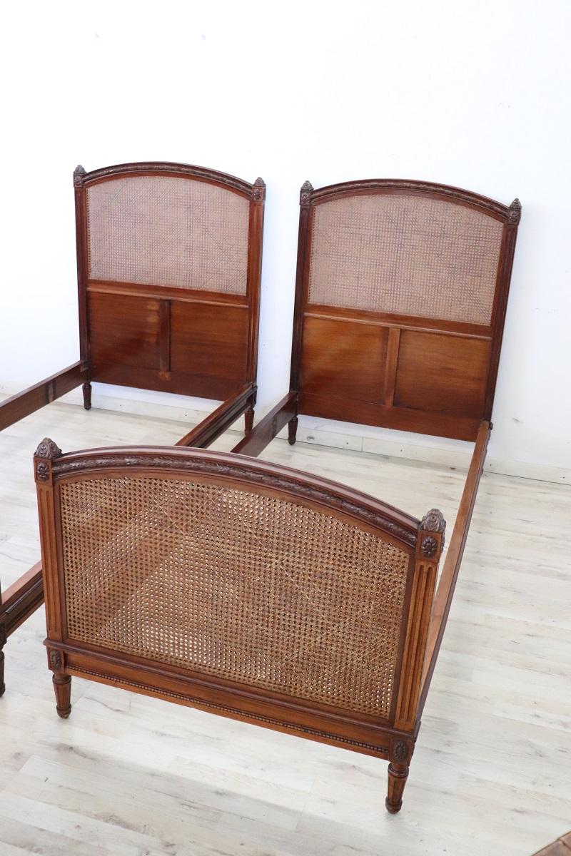 Louis XVI Paire de lits simples en noyer italien et paille de Vienne du début du XXe siècle en vente