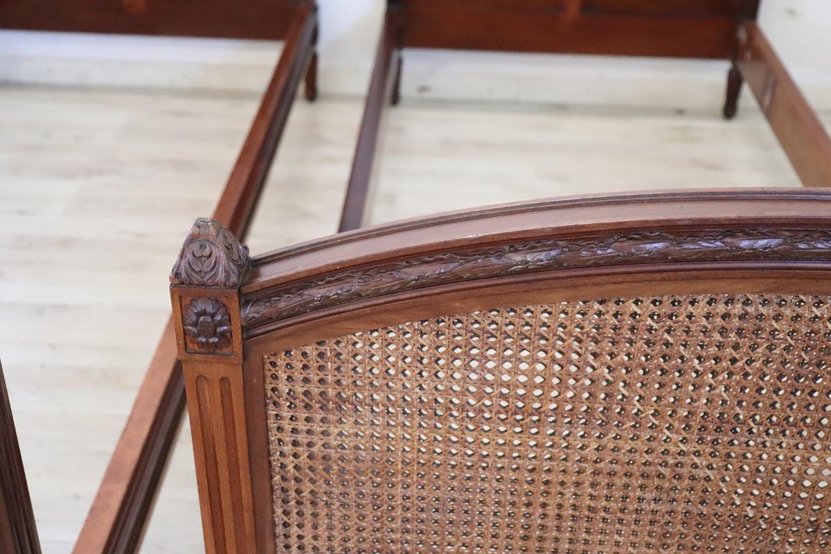 Paire de lits simples en noyer italien et paille de Vienne du début du XXe siècle Bon état - En vente à Casale Monferrato, IT