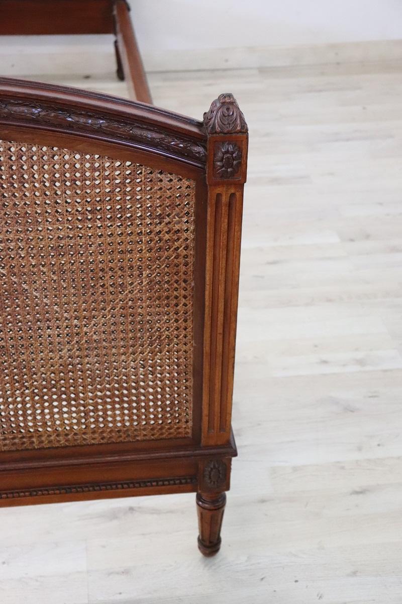 20ième siècle Paire de lits simples en noyer italien et paille de Vienne du début du XXe siècle en vente