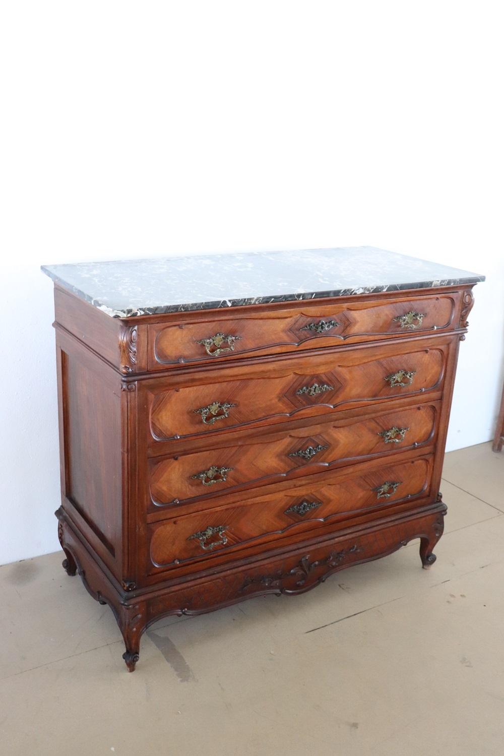 Early 20th Century Italian Walnut Antique Chest of Drawers with Marble Top In Good Condition In Casale Monferrato, IT
