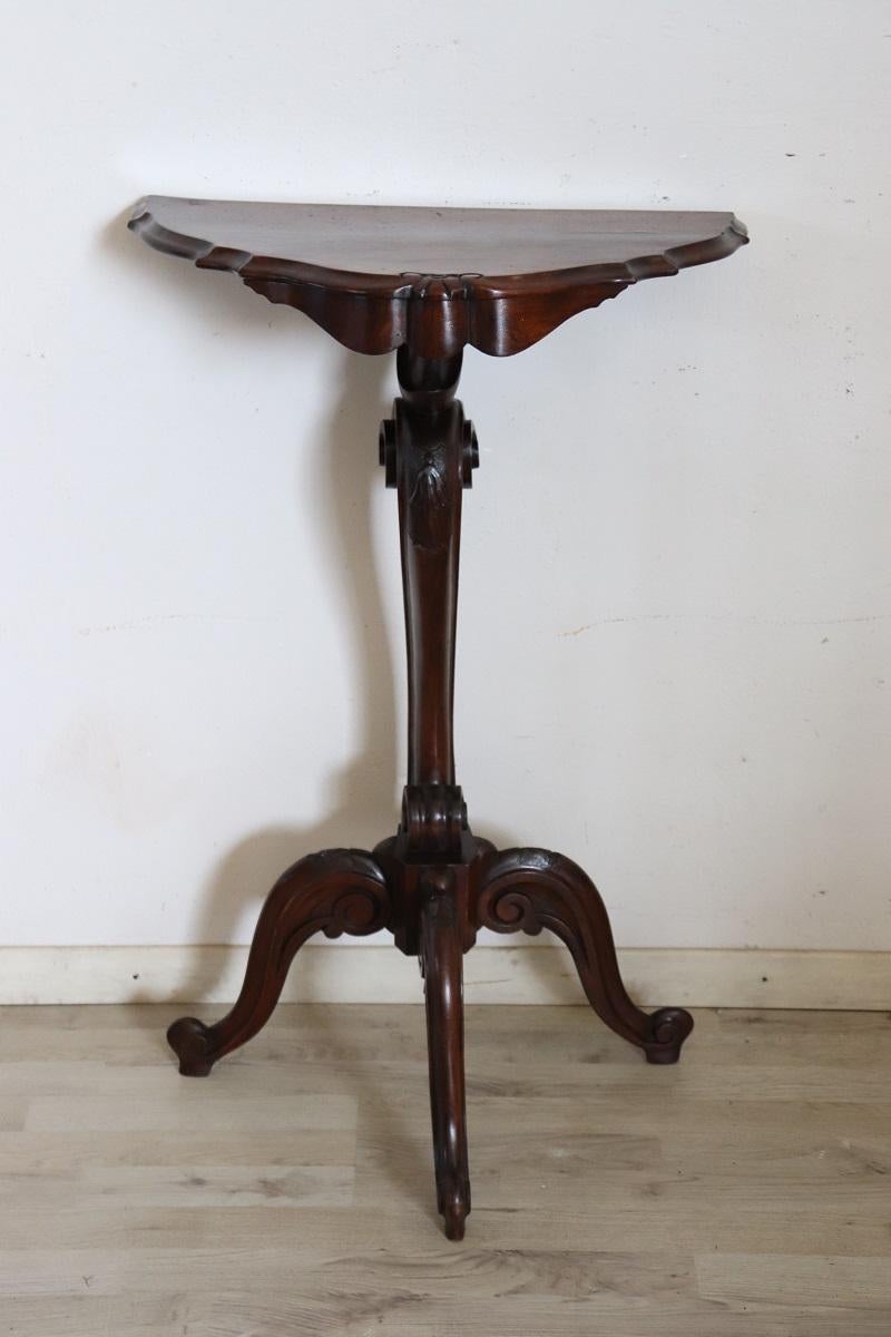 Ti presentiamo questo splendido tavolo gueridon, realizzato in Italia all'inizio del XX secolo. Realizzato in legno di noce massiccio, presenta un design ispirato al sontuoso stile Luigi XV.

La sua linea è ondulata caratterizzata da riccioli e