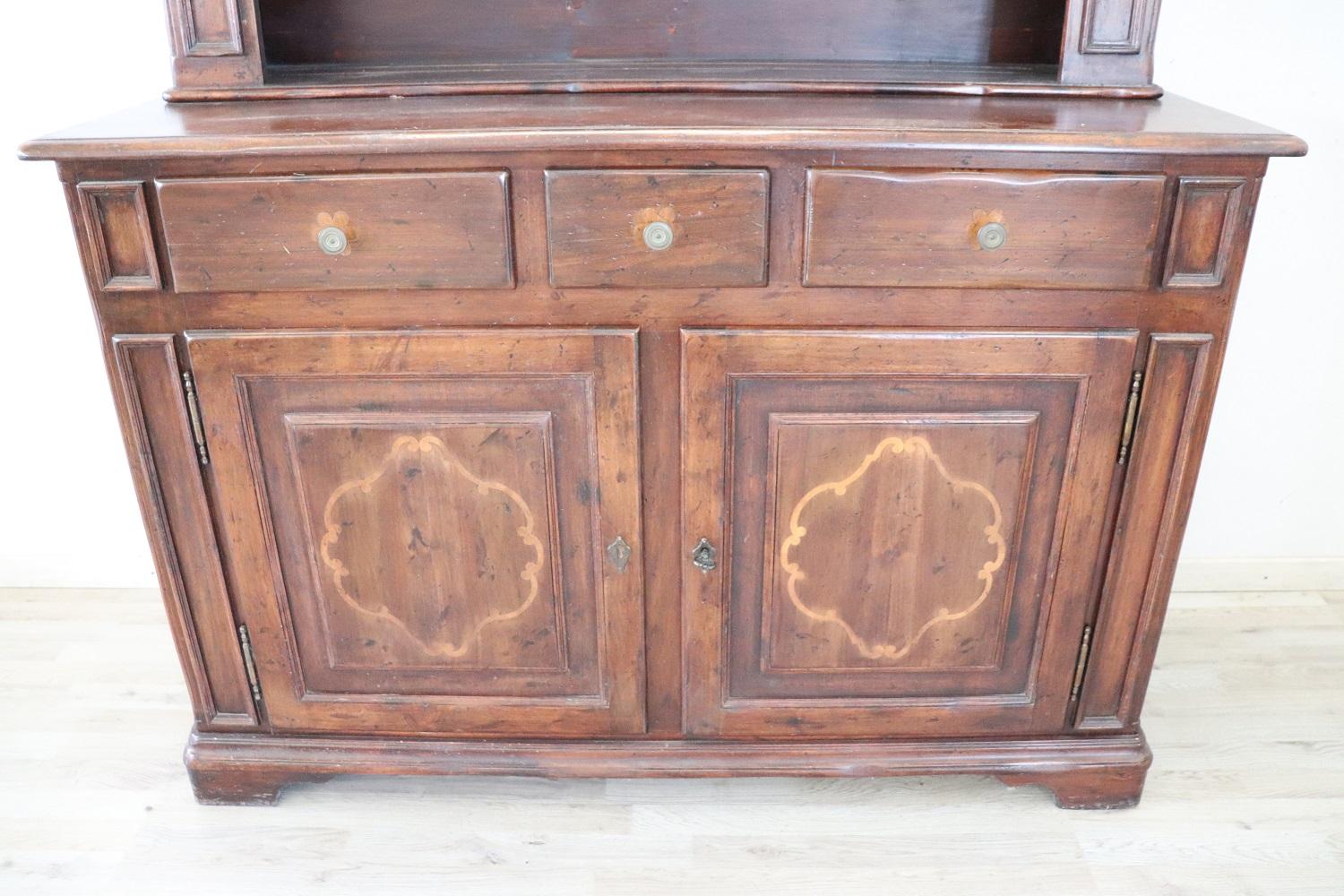 Early 20th Century Italian Walnut Louis XIV Style Sideboard with Plate Rack In Excellent Condition For Sale In Casale Monferrato, IT