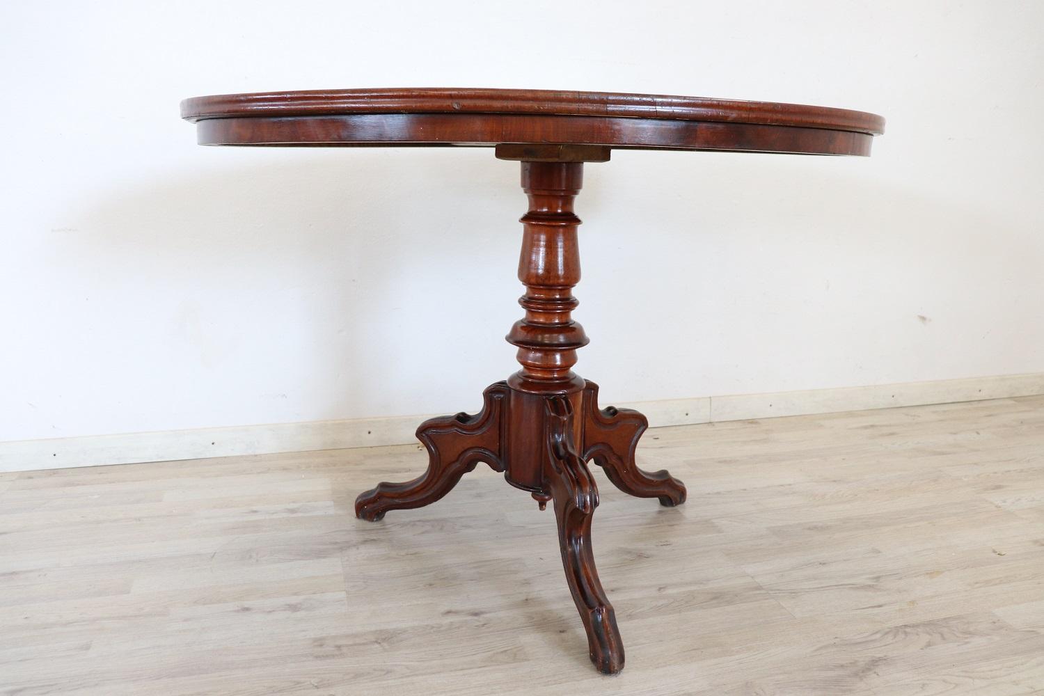 Early 20th Century Italian Walnut Oval Center Table In Good Condition In Casale Monferrato, IT