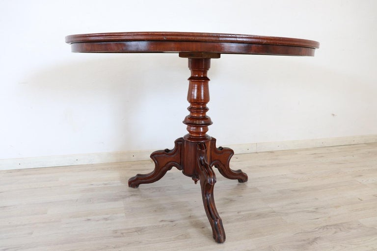 Early 20th Century Italian Walnut Oval Center Table In Good Condition For Sale In Casale Monferrato, IT