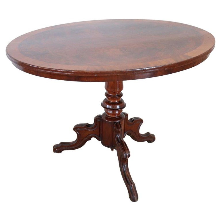 Early 20th Century Italian Walnut Oval Center Table For Sale