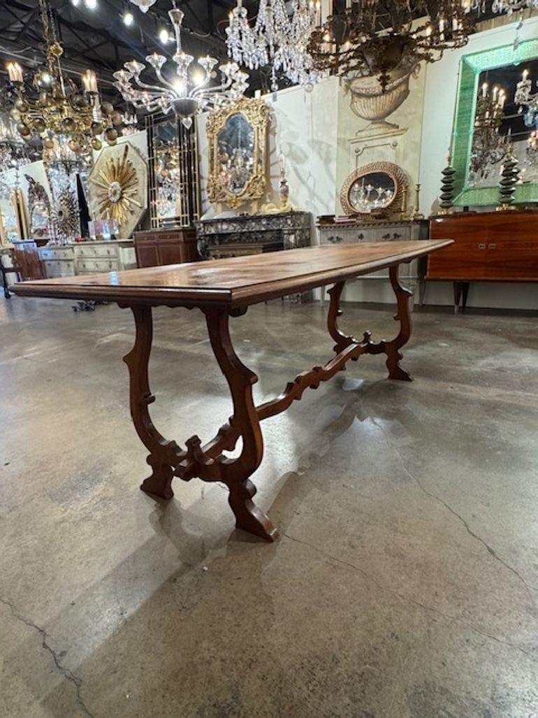 La Mesa caballete italiana de nogal de principios del siglo XX es un mueble clásico que desprende elegancia y encanto. Fabricada en nogal de alta calidad en Italia, esta mesa antigua añade un toque de historia y sofisticación a cualquier comedor o