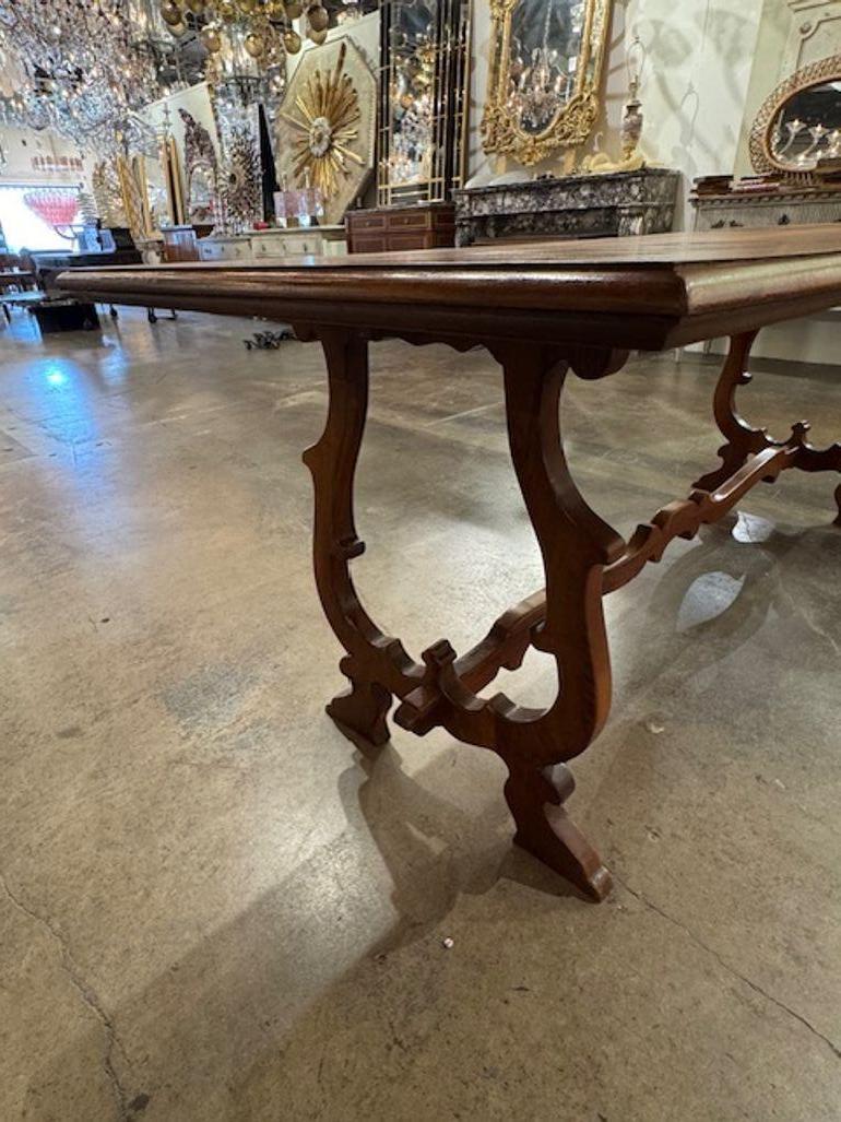 Mesa caballete italiana de nogal de principios del siglo XX Nogal en venta