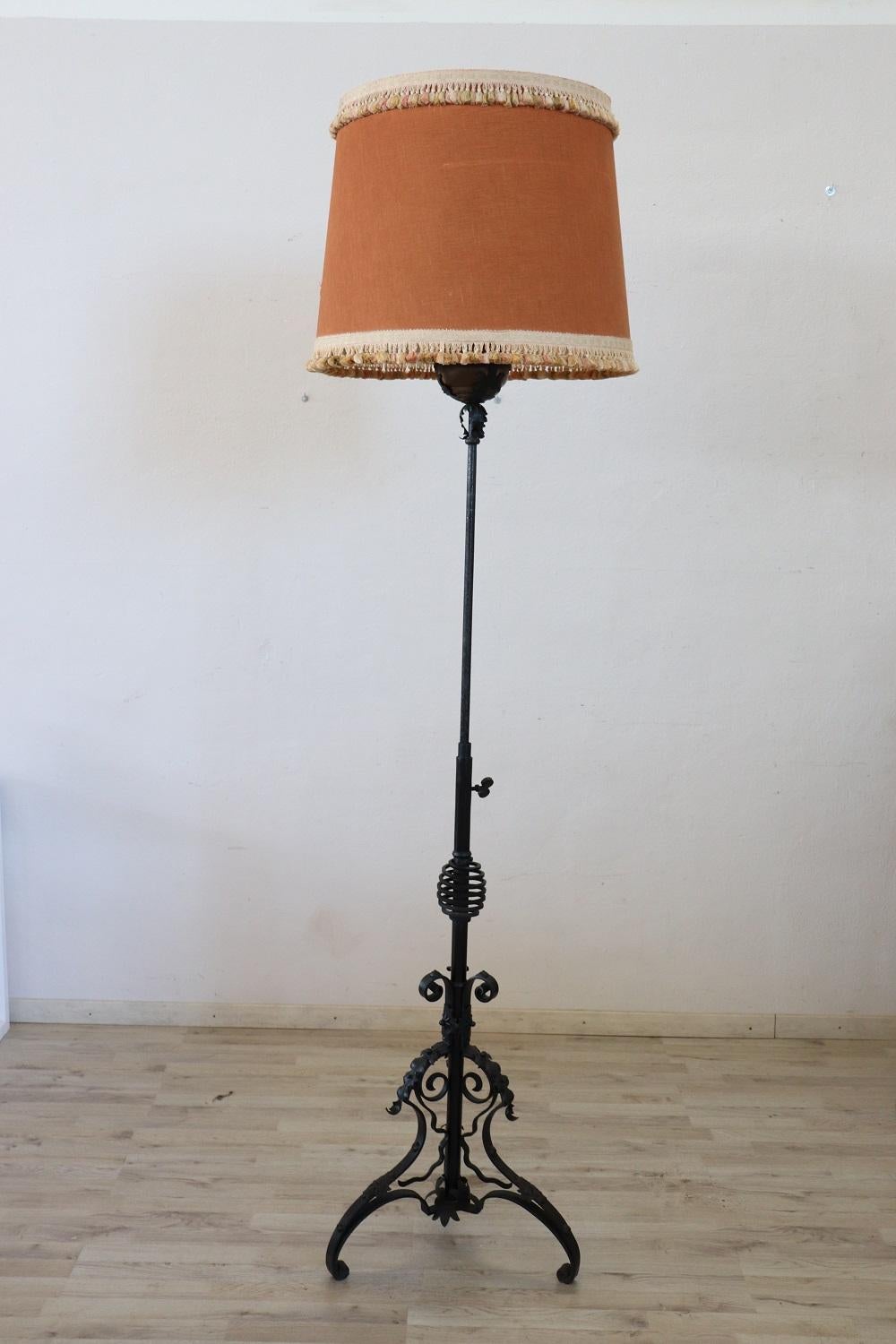 Beautiful erly 20th century wrought iron floor lamp. The body of this lamp is a true work of art in wrought iron. The iron has a nice old patina. Equipped with two bulbs. The height is adjustable according to your needs and can reach approximately