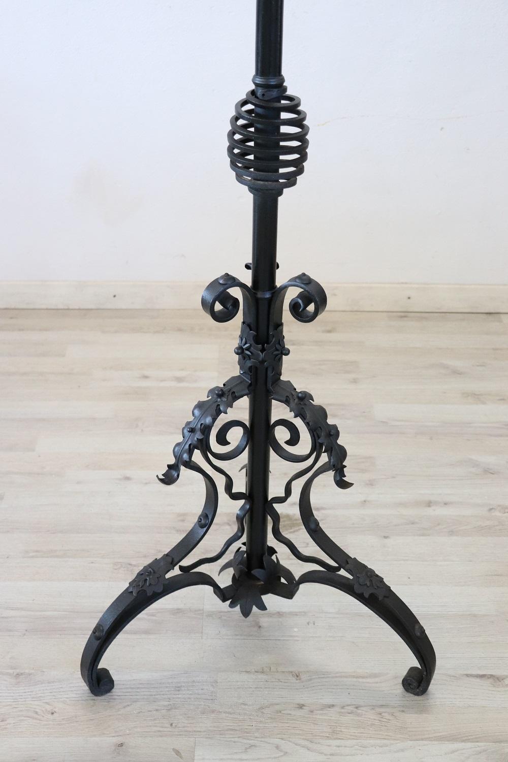 Early 20th Century Italian Wrought Iron Floor Lamp, Height Adjustable For Sale 1