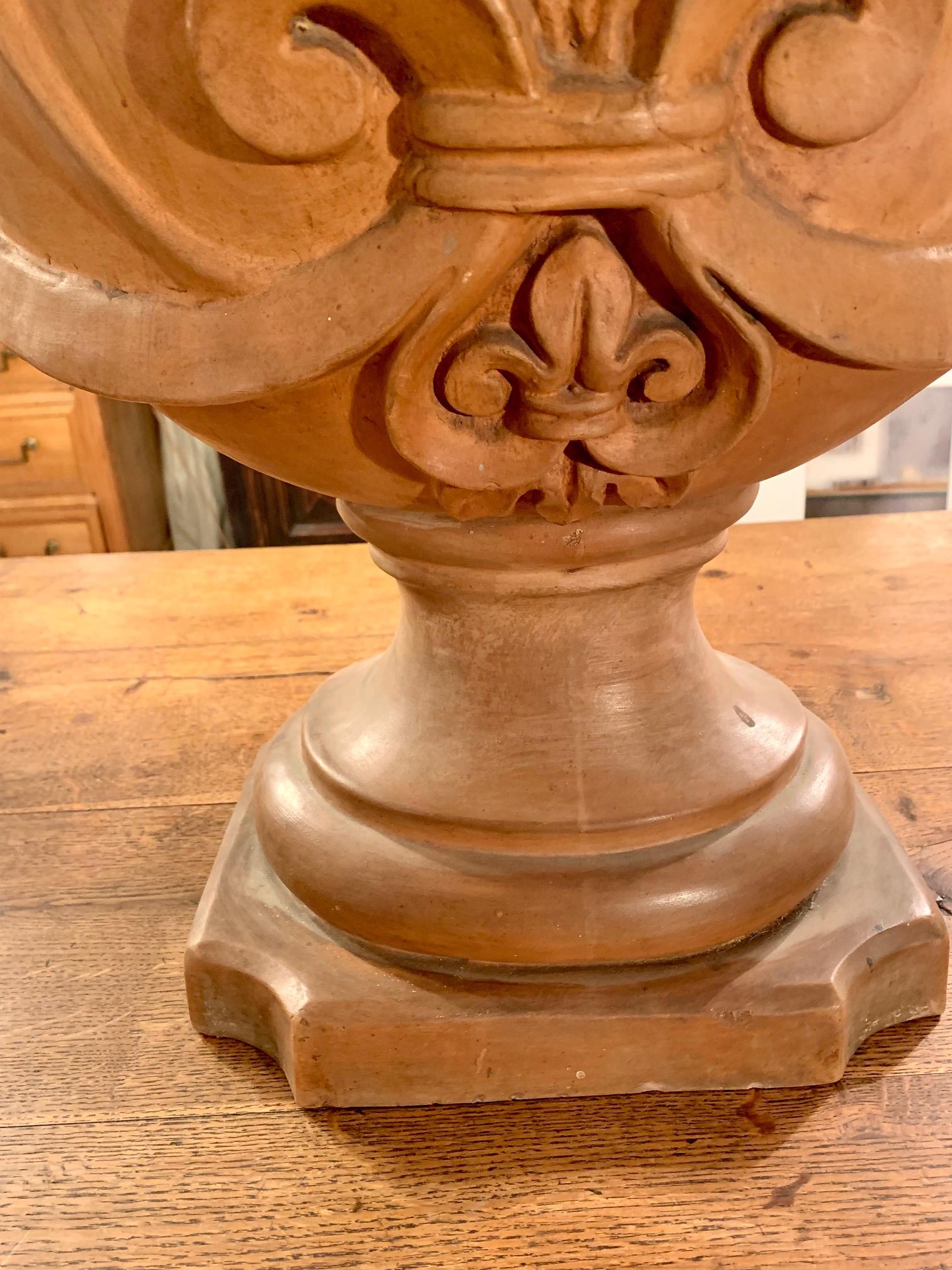 Dekorative Terrakotta-Vase/ Urne aus Italien, frühes 20. Jahrhundert (Italienisch) im Angebot