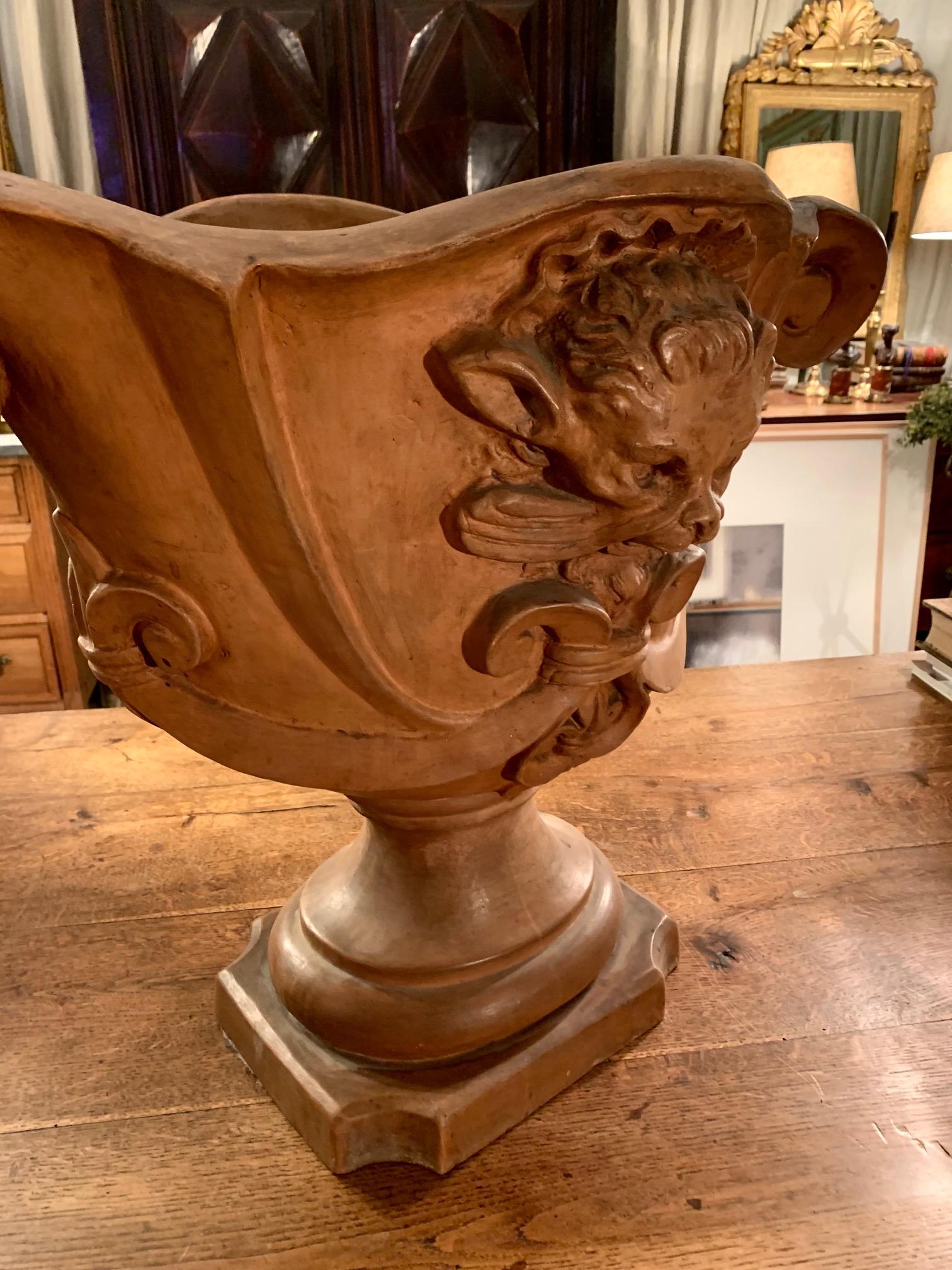 Dekorative Terrakotta-Vase/ Urne aus Italien, frühes 20. Jahrhundert im Zustand „Gut“ im Angebot in Madrid, ES