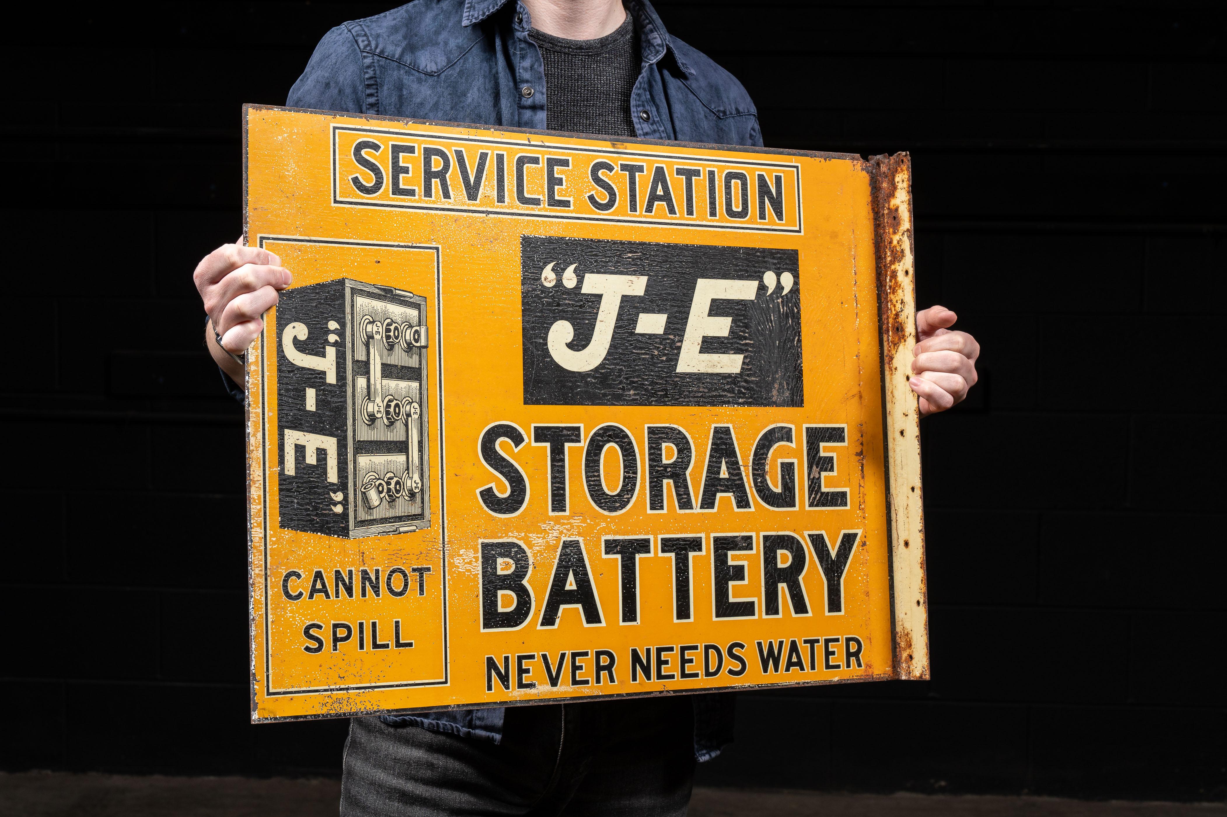 Enseigne de station-service ancienne à rebord.

Cette pièce fait la publicité des accumulateurs Jelly-Electrolyte, ou 