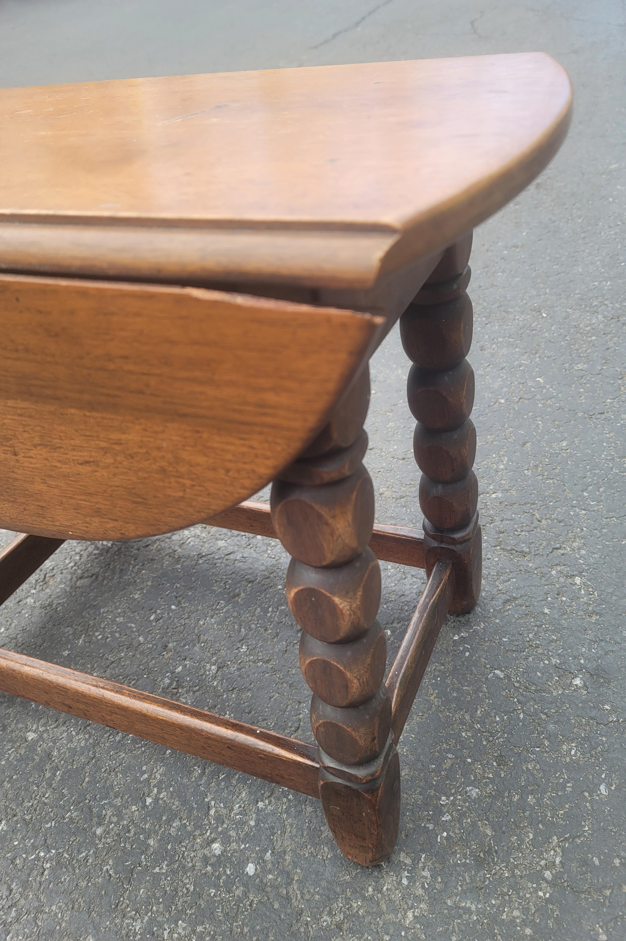 American Early 20th Century Jacobean Low Oak Drop-Leaf Side Table For Sale