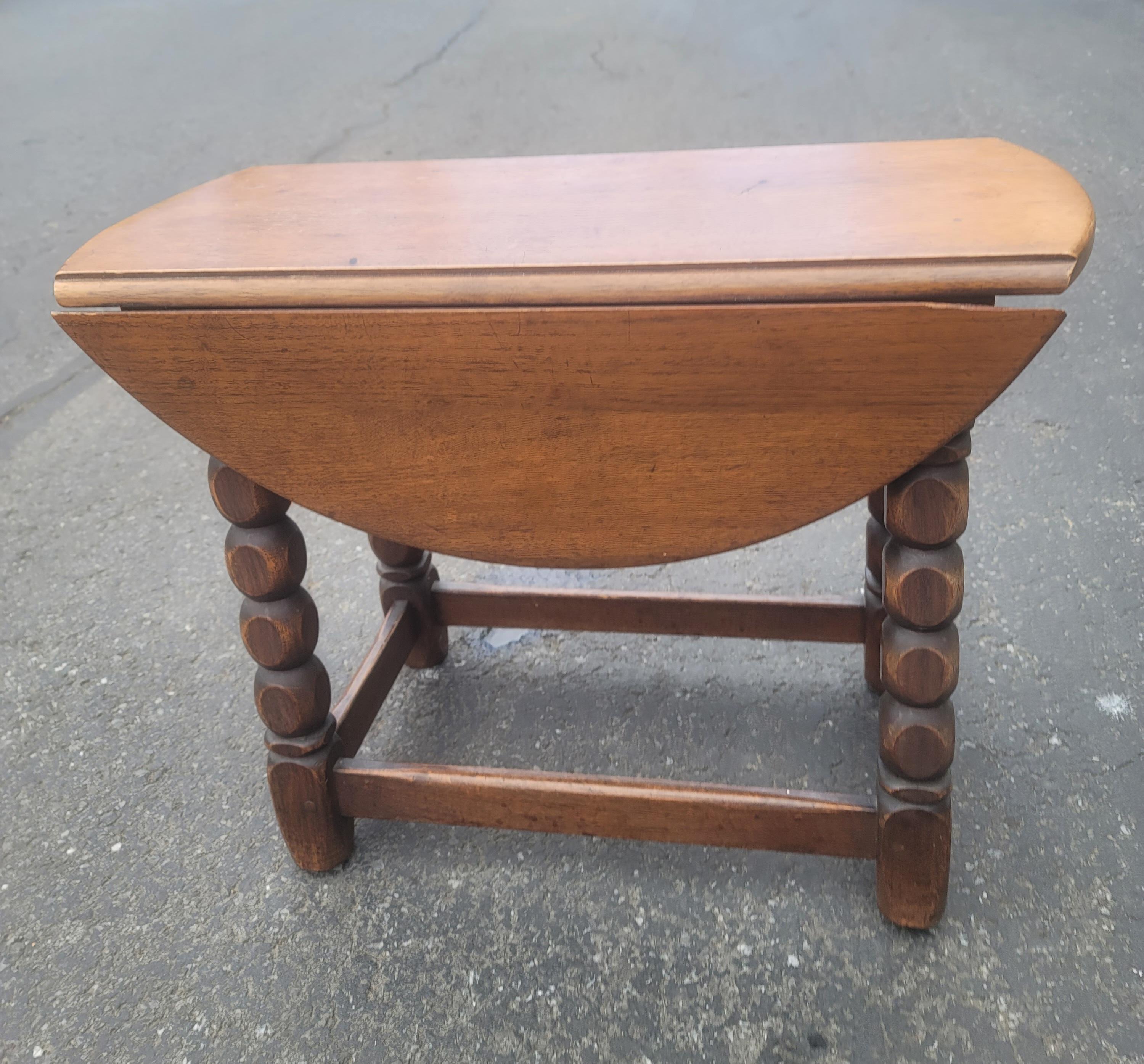 Hand-Crafted Early 20th Century Jacobean Low Oak Drop-Leaf Side Table For Sale